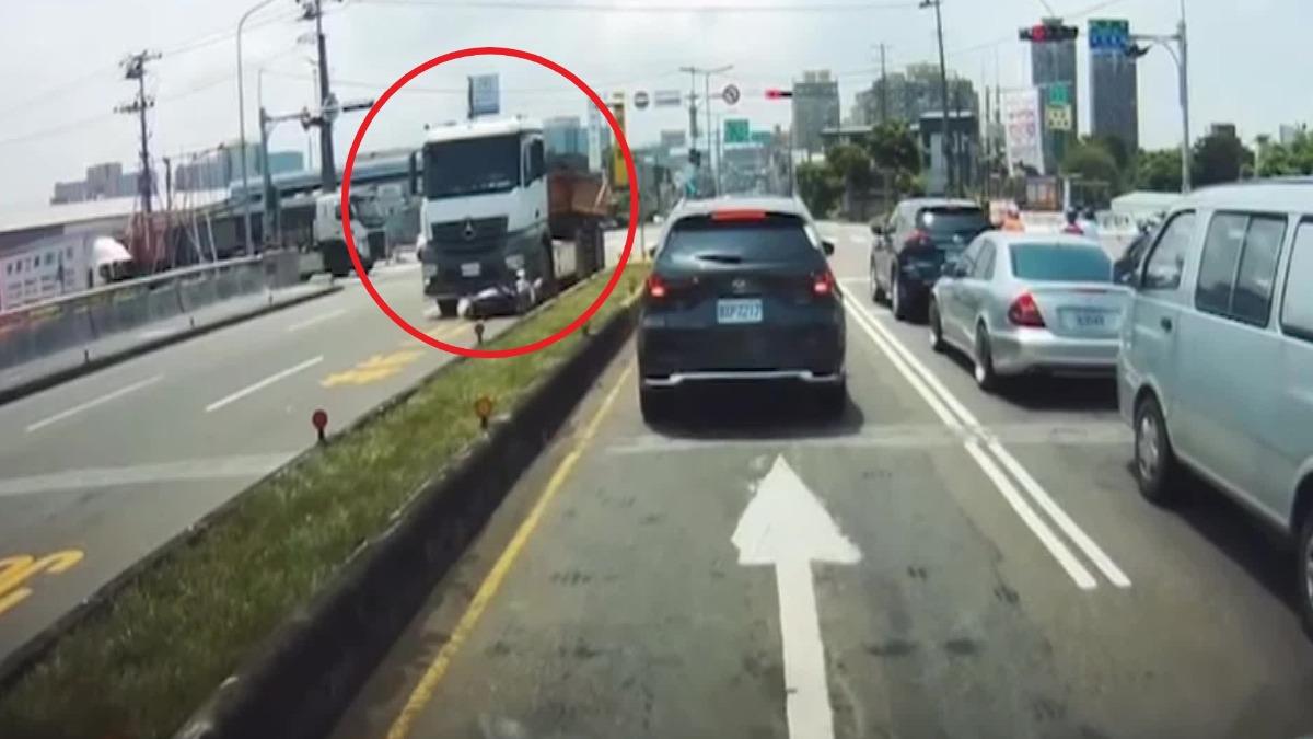 砂石車因視線死角撞上機車騎士。（圖／翻攝自 新竹大小事）
