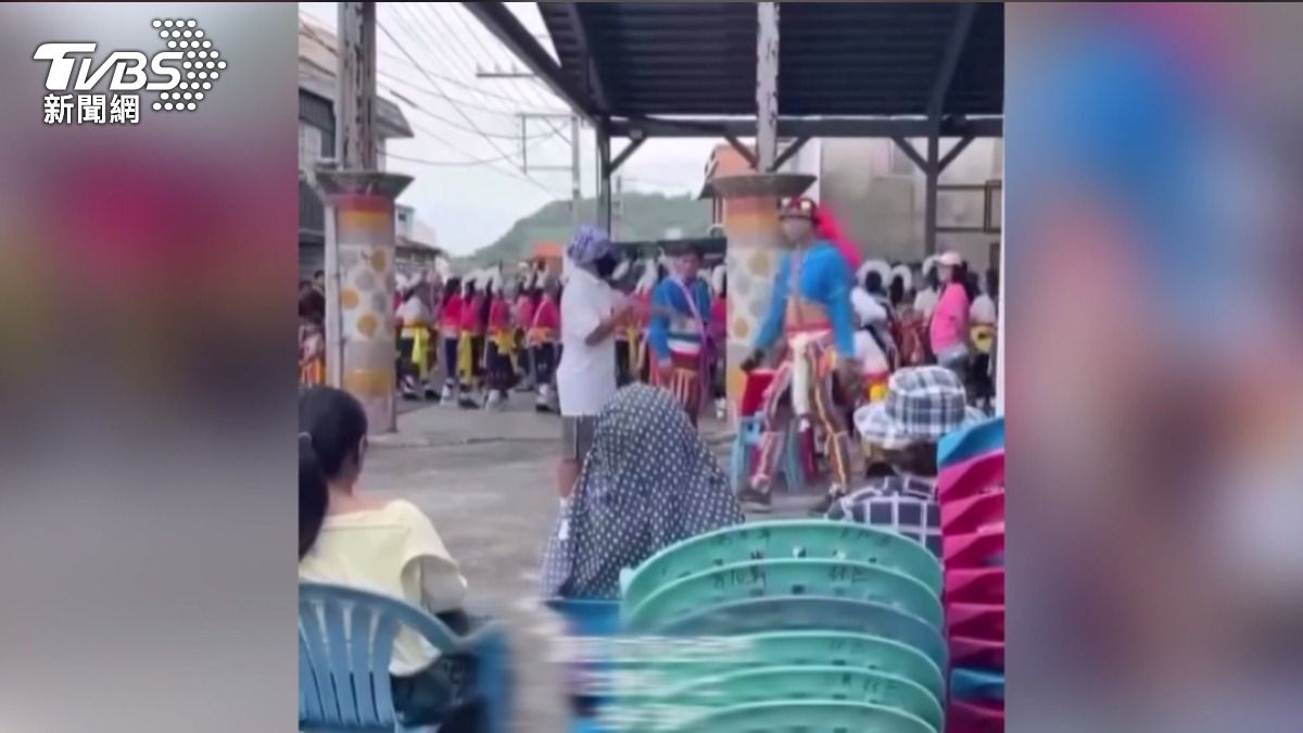 「帶歧視標題上傳影片」惹怒阿美族!落腮鬍男硬闖豐年祭被制止。(圖/民眾提供)