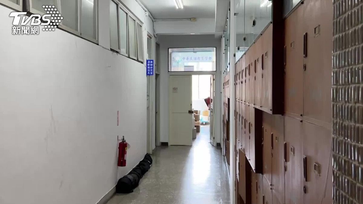 周台英教練18日依舊未進辦公室,師大強調,周台英有意願說明,但時間未定。(圖/TVBS)