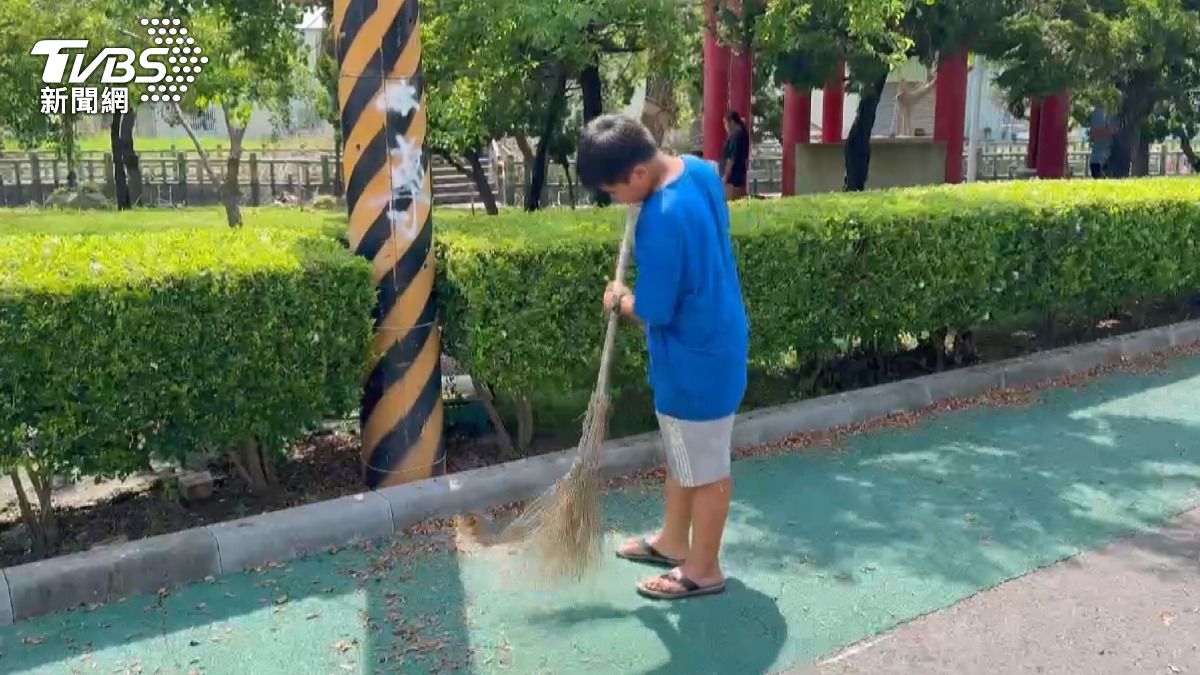 國中生暑假期間,吳嘉愷看到落葉堆積水溝,看不下去而主動清掃。(圖/TVBS)