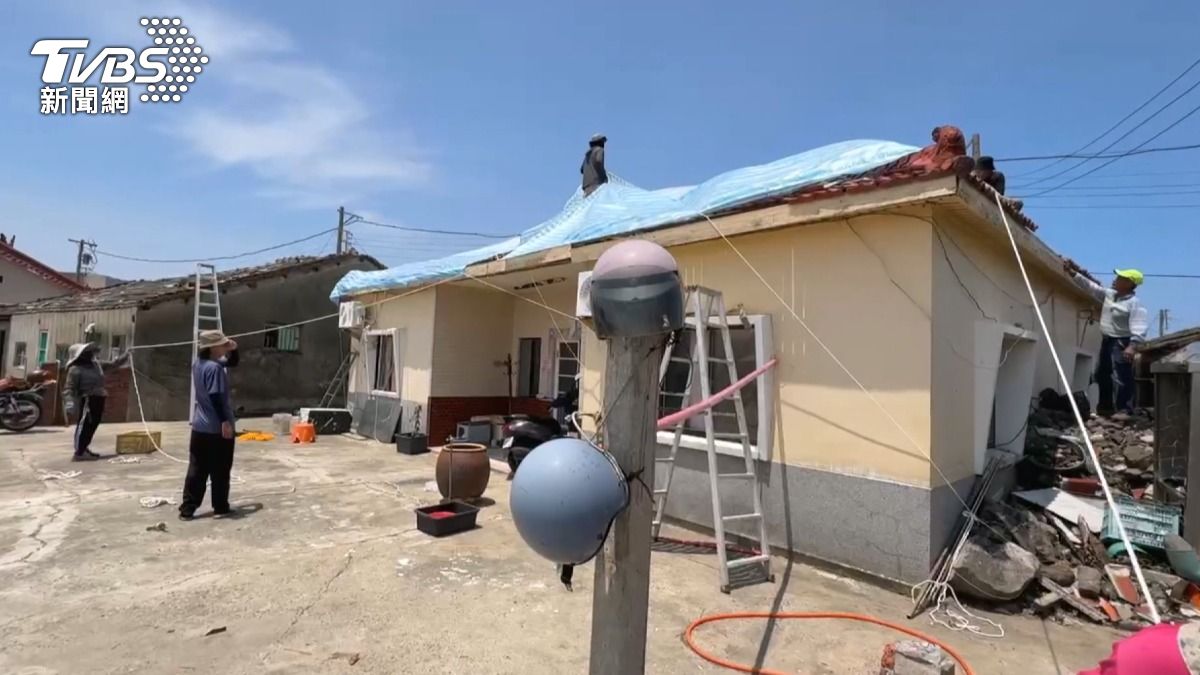 台南市屋損高達1萬2千戶,修復工作需要大量人力。(圖/TVBS)
