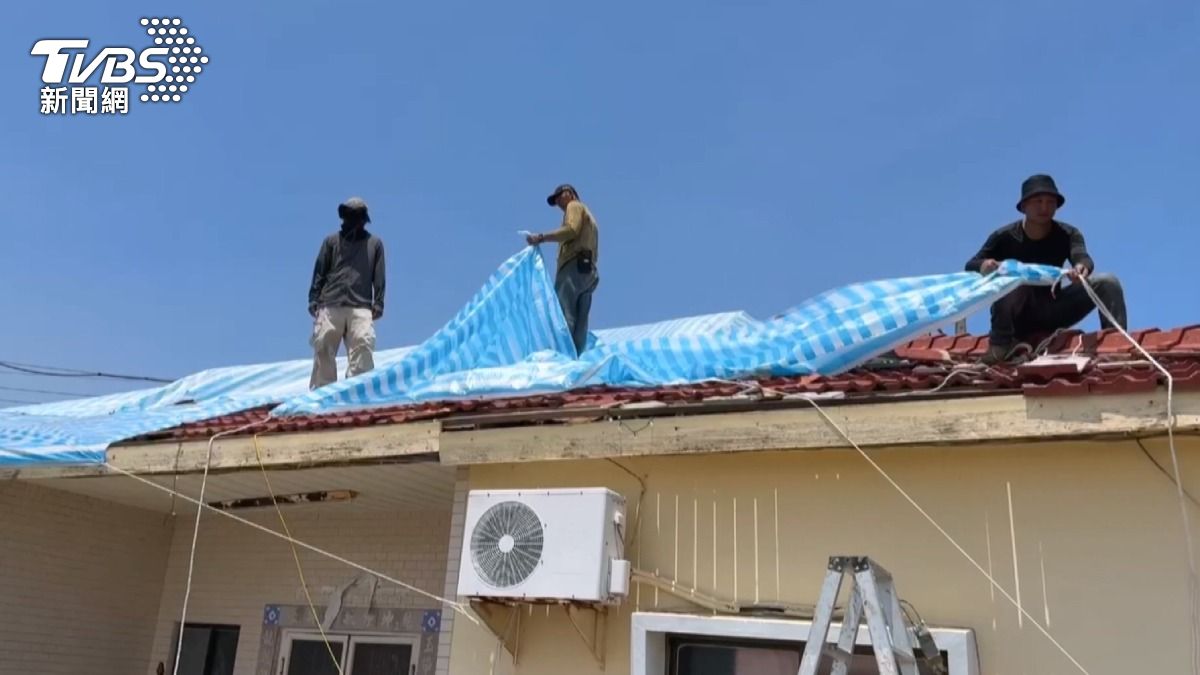 屋頂施工至少需要三人,下還需四人拉繩移動位置。(圖/TVBS)