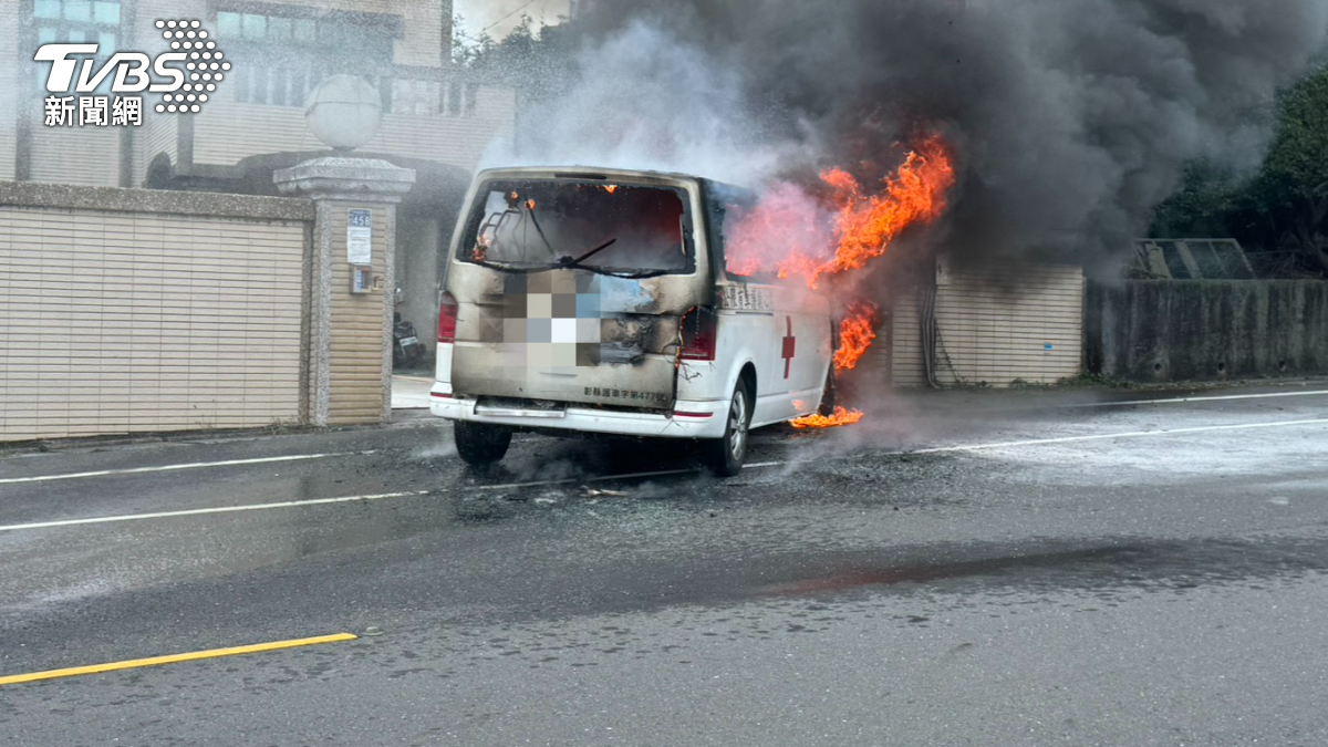 一輛民間救護車載養護中心住民回程途中,車頭不明原因突起火燃燒。(圖/TVBS)