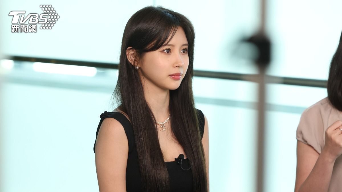 韓國甜心精靈全恩菲穿黑色洋裝顯露甜美氣質。（圖／華子琛攝）