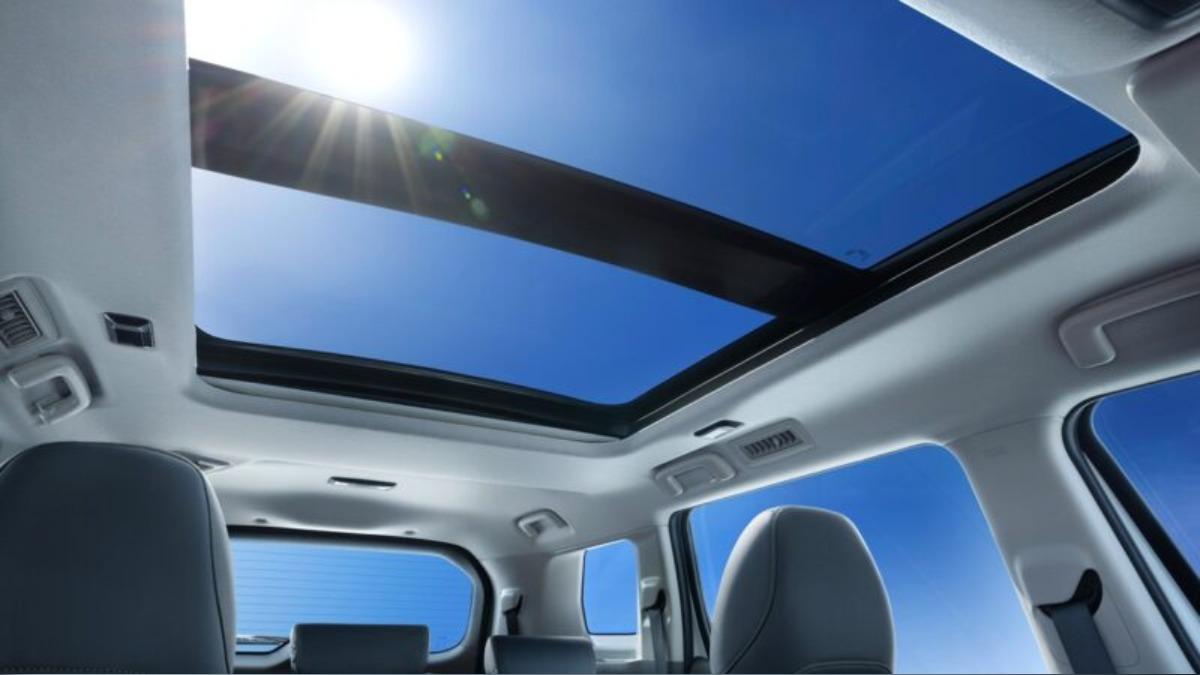 全景式電動天窗首度支援SDA自動照明系統。（圖／Mitsubishi提供）