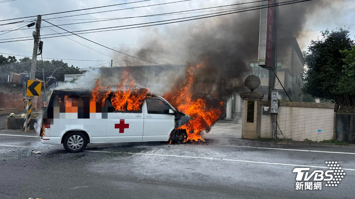 載長輩回養護中心!彰化救護車起火燒成廢鐵 乘客上擔架急逃
