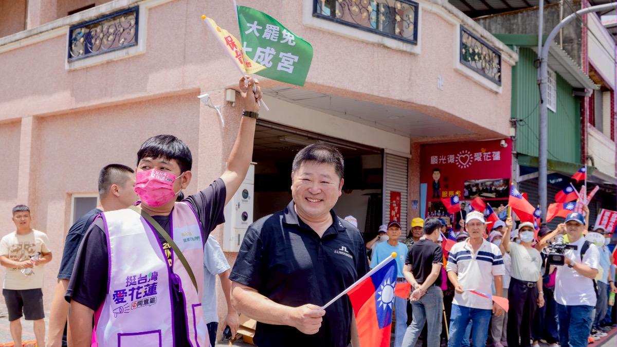 花蓮縣議長張峻日前現身罷團「護國大遶境」活動相挺。(圖/反共護台志工聯盟提供)
