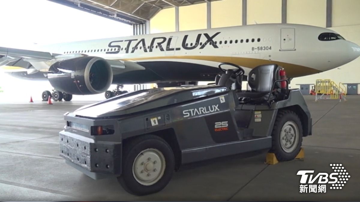 星宇航空客機及地勤電動拖車。(圖/TVBS)