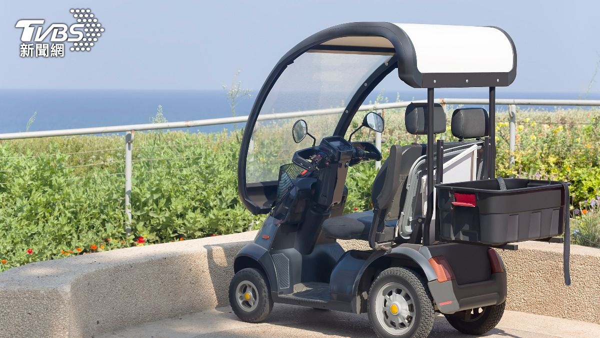 台中9旬老翁為買烤鴨騎電動車狂飆16公里。（示意圖／shutterstock達志影像）