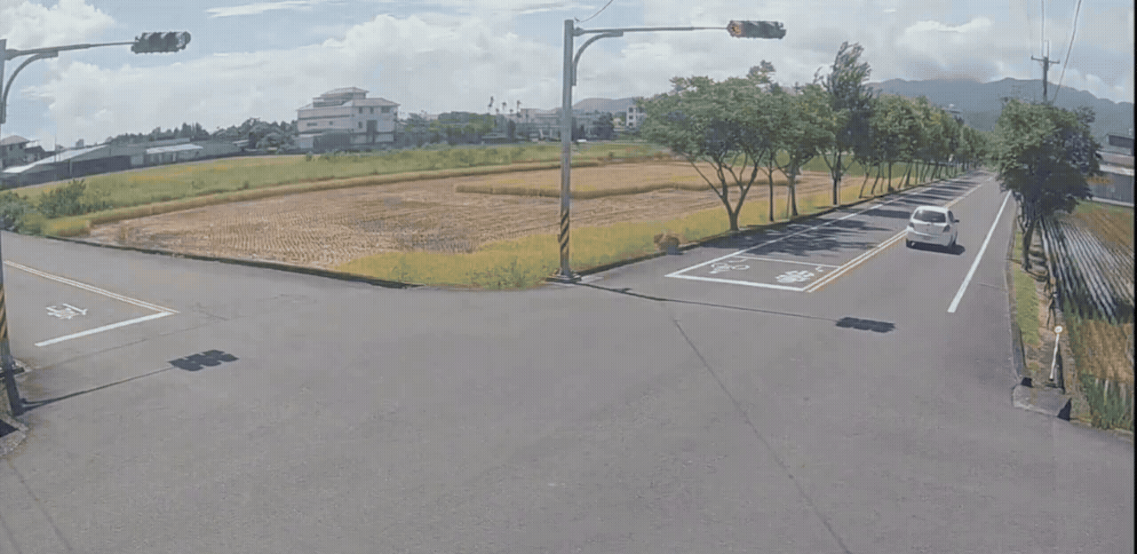 宜蘭貨車闖紅燈撞翻轎車。(圖/TVBS)
