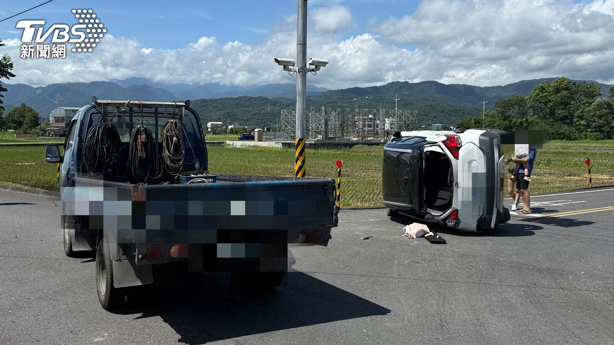有片/驚險!宜蘭貨車闖紅燈撞翻轎車 民眾合力救出母女畫面曝
