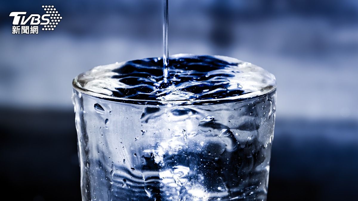 許多民眾天氣熱想補充水分直覺是喝白開水，不過營養師提醒補充電解質同樣重要。（示意圖／達志影像shutterstock）