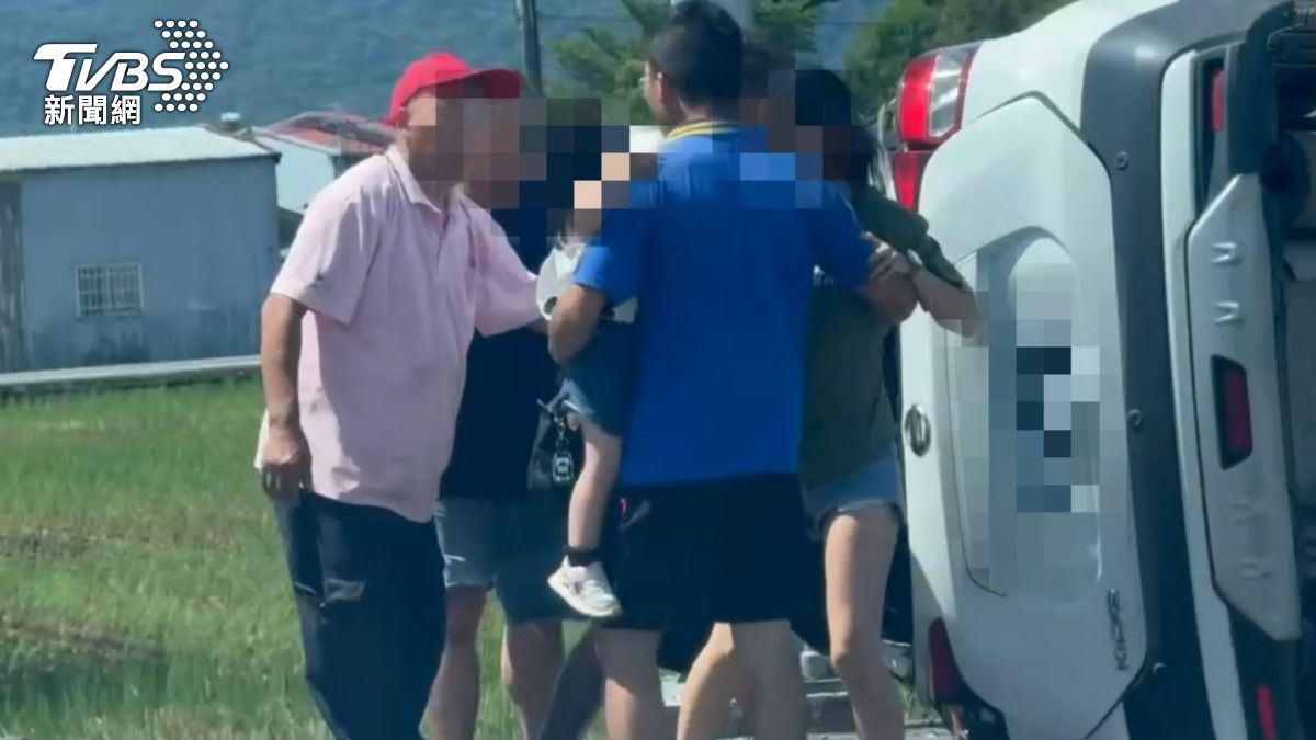 宜蘭貨車闖紅燈撞翻轎車,民眾合力救出母女。(圖/歐瑅民宿闆黑馬提供)