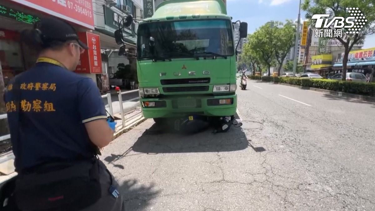 78歲老翁機車遭聯結車輾斃,機車切入車頭前,視線死角,導致聯結車駕駛沒看到輾過。(圖/TVBS)