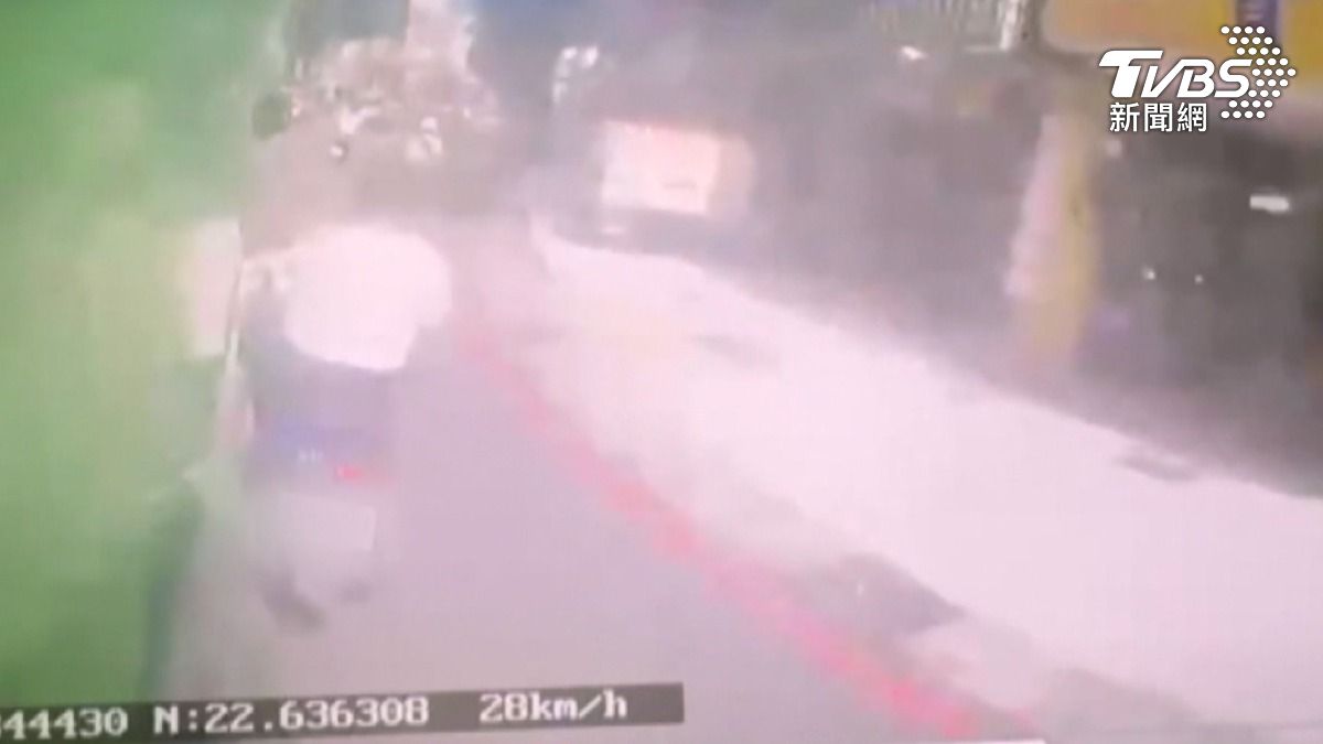機車突從右側切入,老翁慘遭聯結車輾過,畫面全都錄。(圖/TVBS)