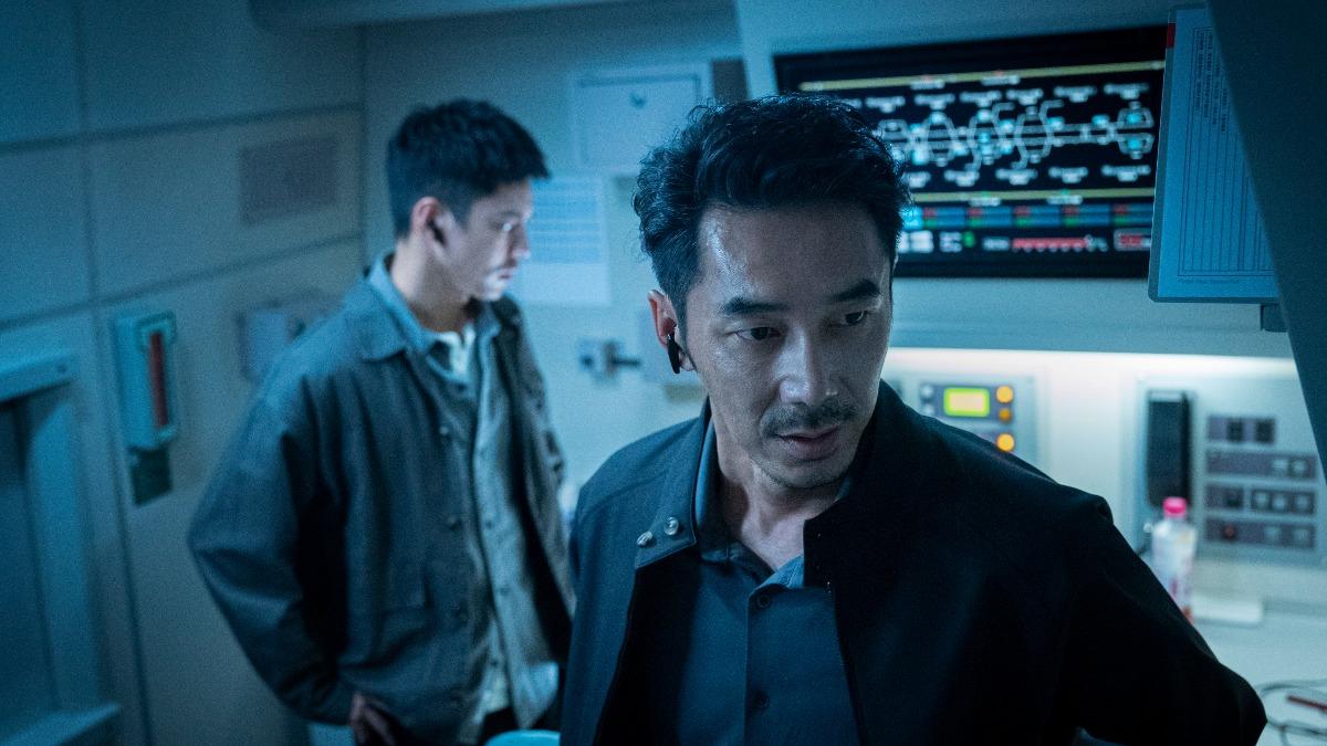 李李仁在《96分鐘》飾演警察局長,追查未解的炸彈案真相。(圖/華影國際提供)