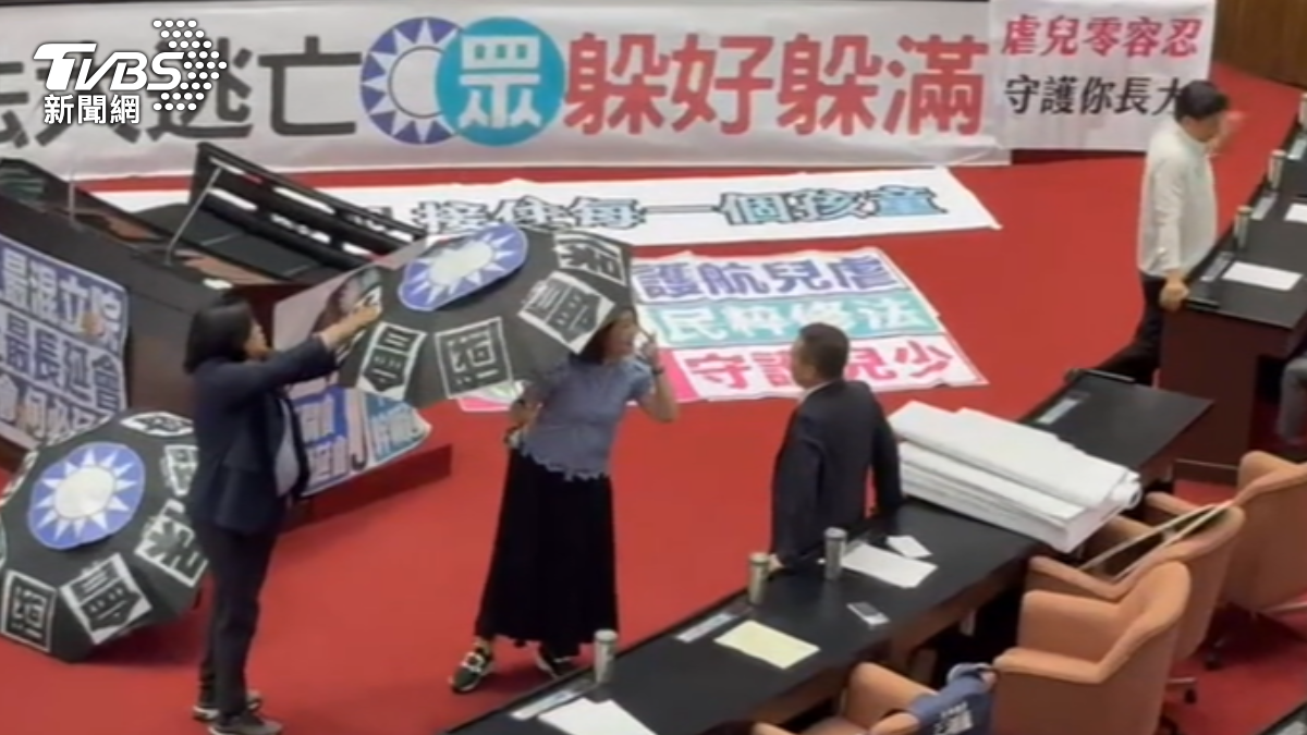 吳思瑤在議場中央撐起黑傘。 （圖／TVBS）