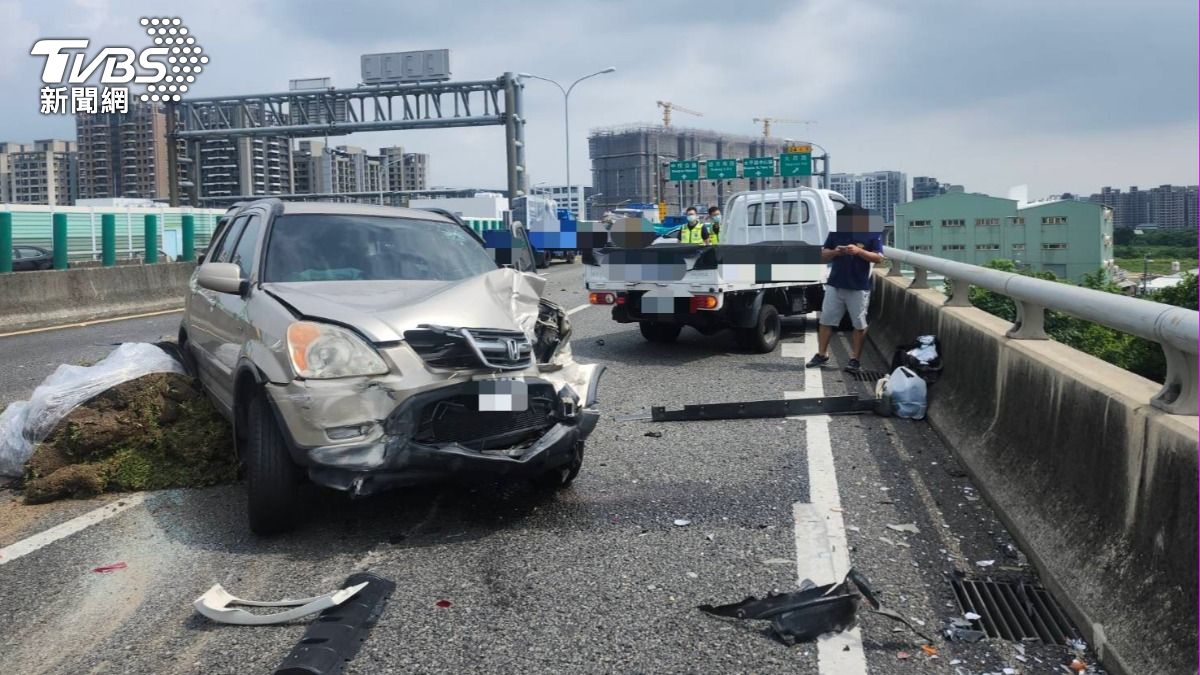 台74驚悚連環撞！大貨車失控撞4車　「未滿1歲男嬰」頭受傷