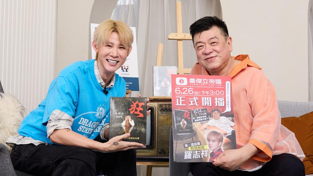 孫德榮(右)入院前上節目,分享過去當經紀人的超狂事蹟。(圖/CBOOK)