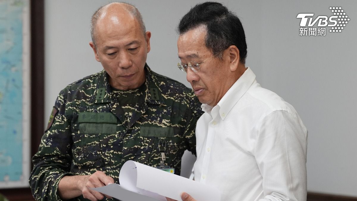 針對此次演習,顧立雄與參謀總長梅家樹交換意見。(圖/國防部提供)
