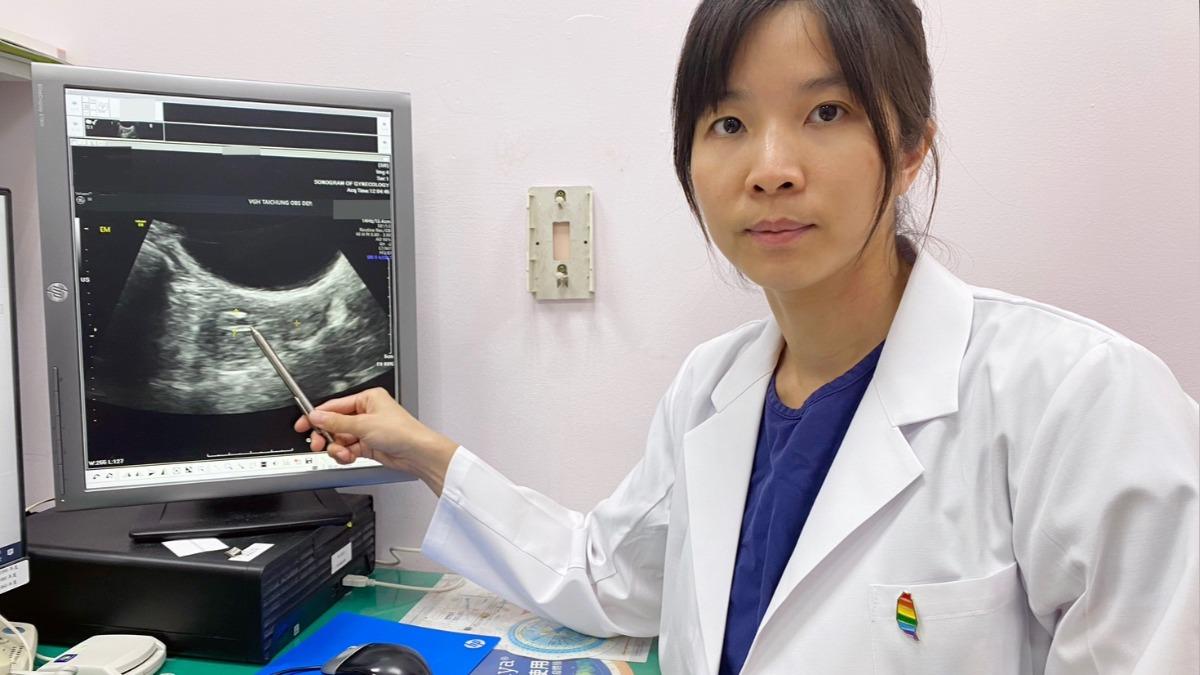 孫珞替李女安排早期子宮內膜癌微創手術,用單孔達文西系統操作,幫助李女處理病灶。(圖/台中榮總提供)