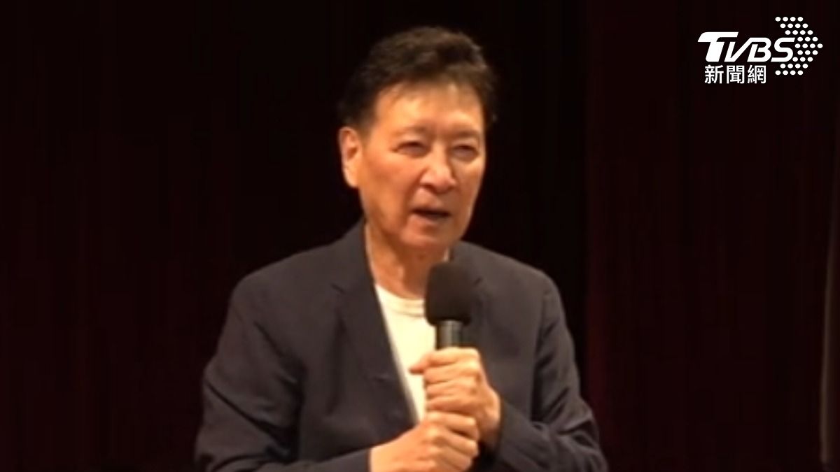 戰鬥藍領袖趙少康宣布不出國，７/２６留在台灣投票。(圖/TVBS)
