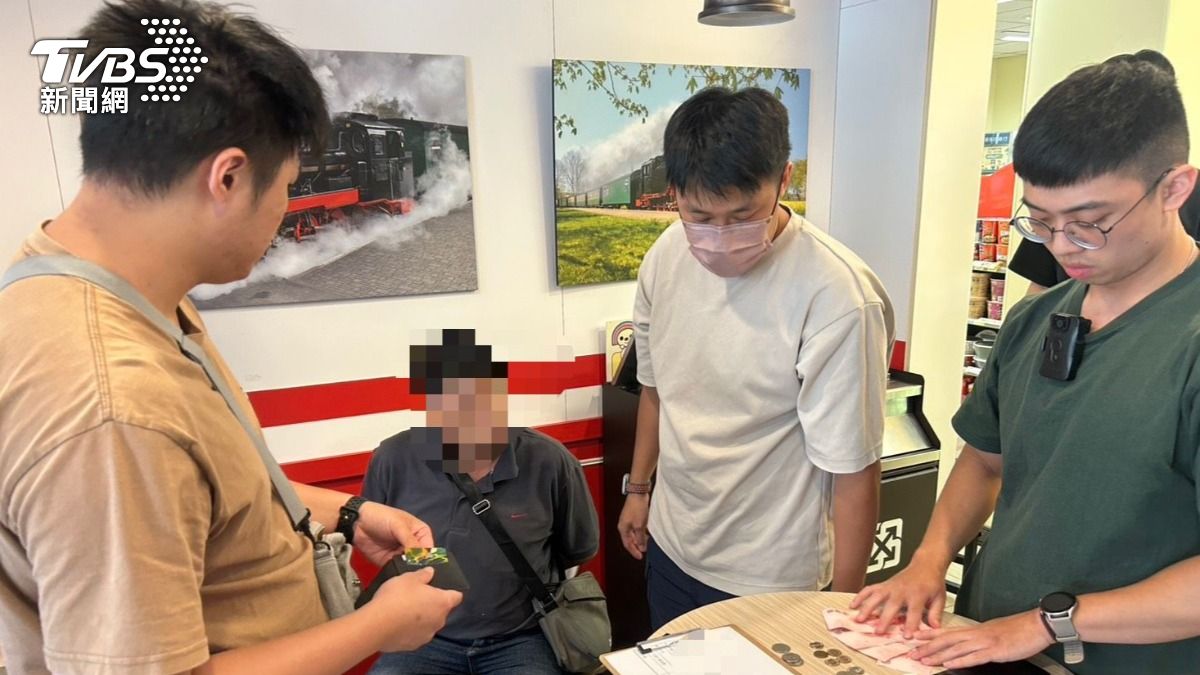 男子為看謎片遭詐68萬,警在超商逮捕車手。(圖/TVBS)