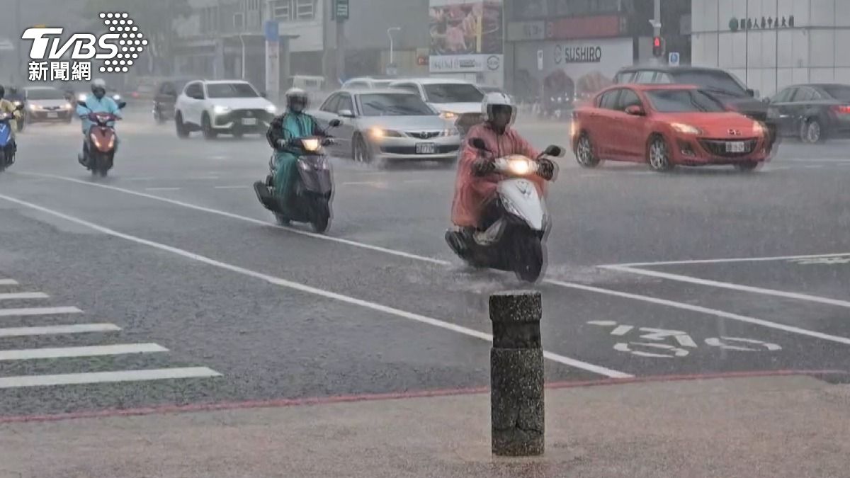 東部、南部山區豪大雨特報，18日午後到19日晚上嚴防雨勢（圖／TVBS）