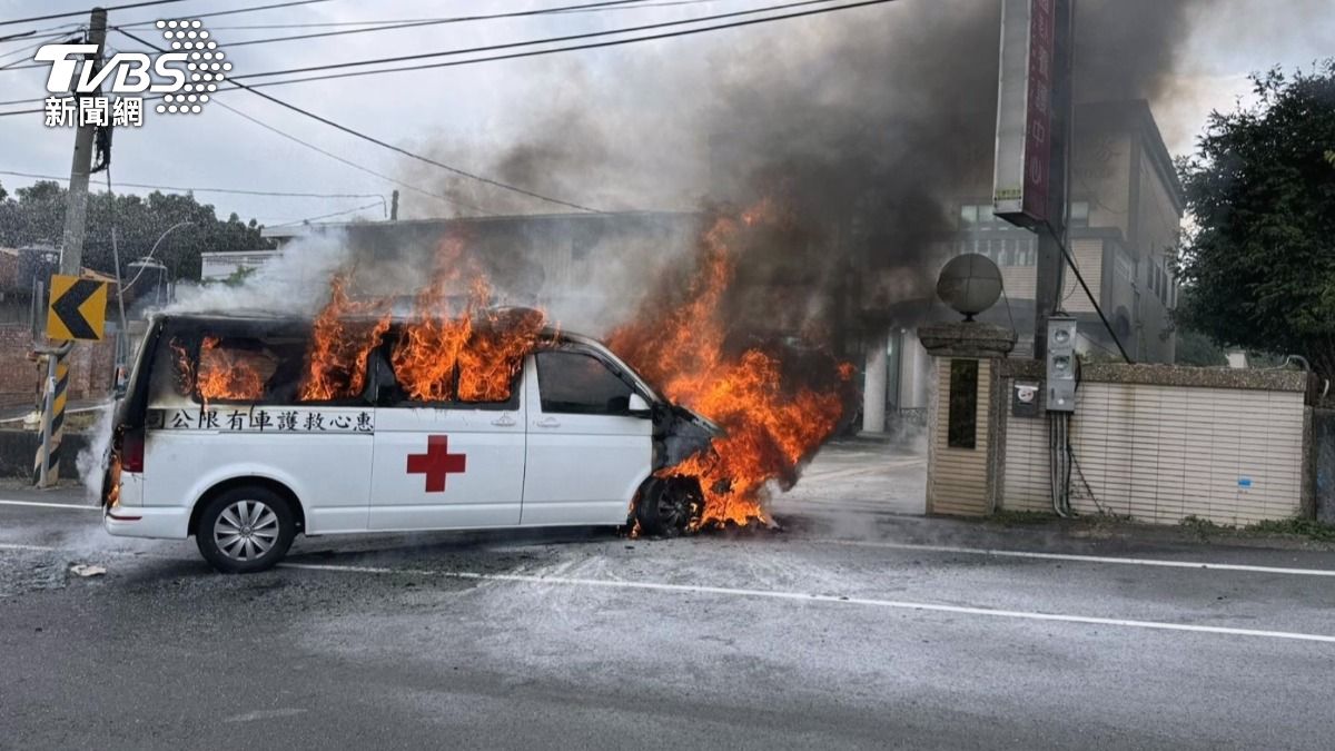 芬園救護車冒濃煙瞬間燃燒!滅火器噴灑失敗 火勢蔓延全車。(圖/民眾提供)