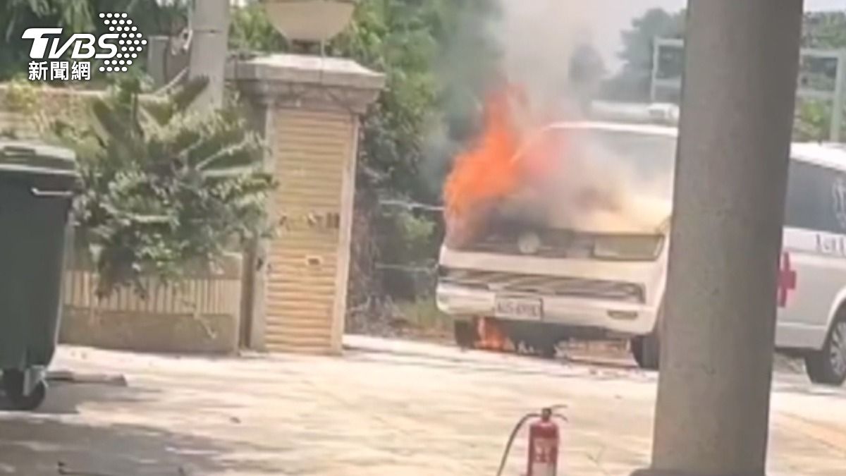 彰化救護車冒煙起火,駕駛急拉住民「擔架撤離」。(圖/民眾提供)