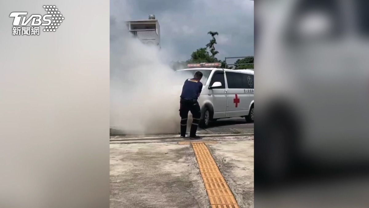 安養中心人員表示救護車轉進來時車頭冒煙,滅火器噴灑後仍無法控制火勢。(圖/民眾提供)