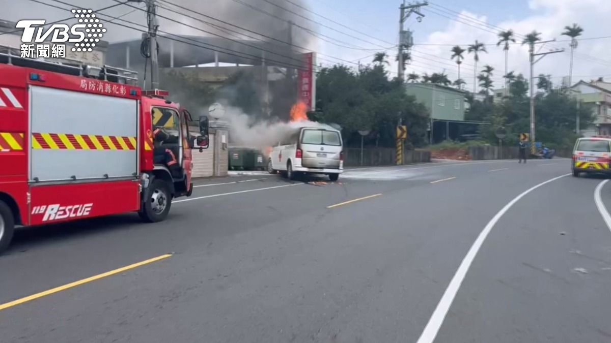 消防車抵達現場時,火勢已經從車頭延燒到車身位置。(圖/民眾提供)