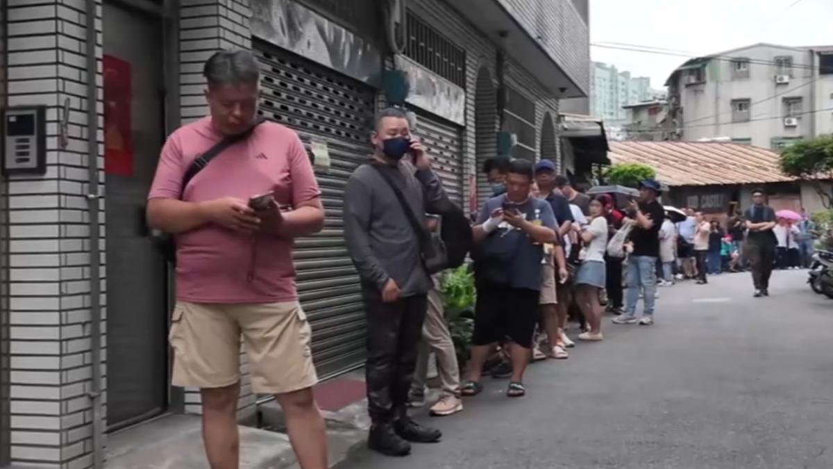 隱藏在中和巷弄內的牛肉麵店,還沒開店就有6、70人來排隊。(圖/輪椅人傑克提供)