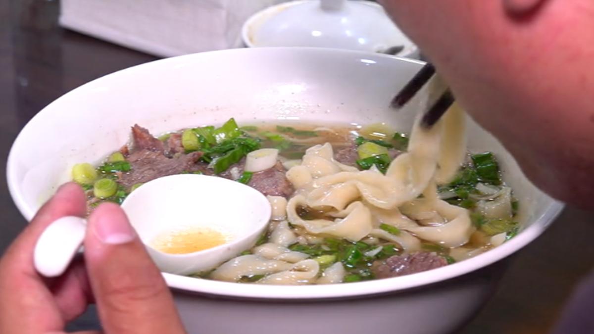 顧客稱讚,吃到這碗牛肉麵,等待三小時很值得。(圖/TVBS)