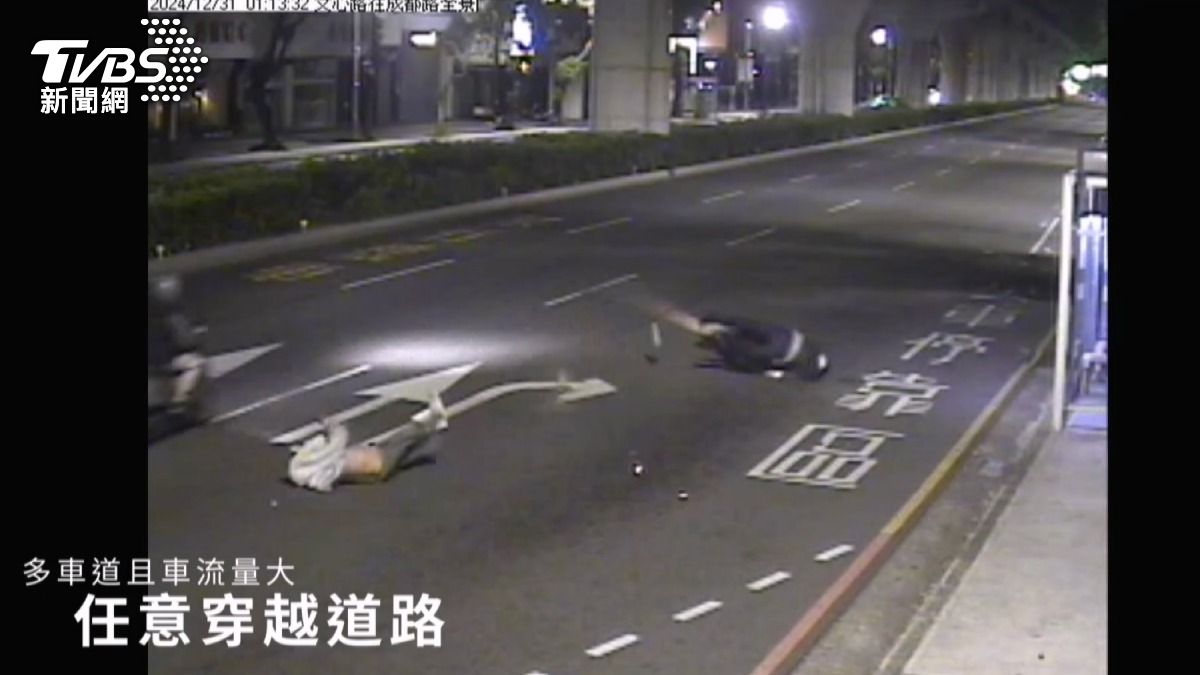 行人為圖方便而無視交通規則,在車流中穿越馬路導致事故。(圖/TVBS)