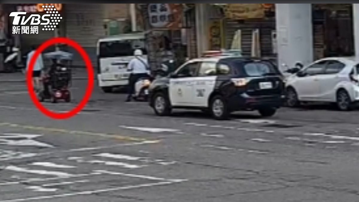 員警騎代步車 警車載98歲老人家回派出所