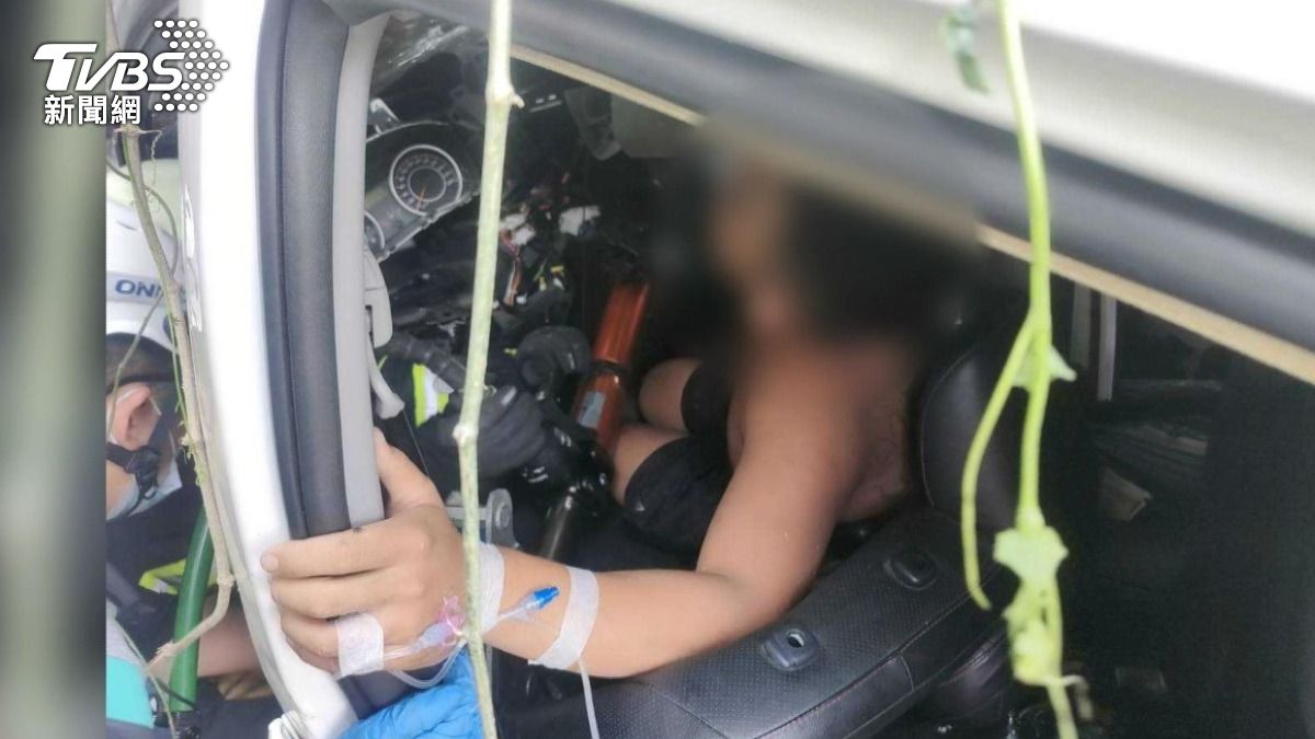 轎車被撞得嚴重變形,副駕駛座乘客因此受困車內。(圖/警方提供)