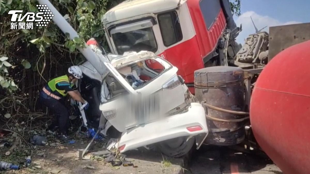 轎車遭水泥車攔腰撞,副駕受困變形車內。(圖/警方提供)