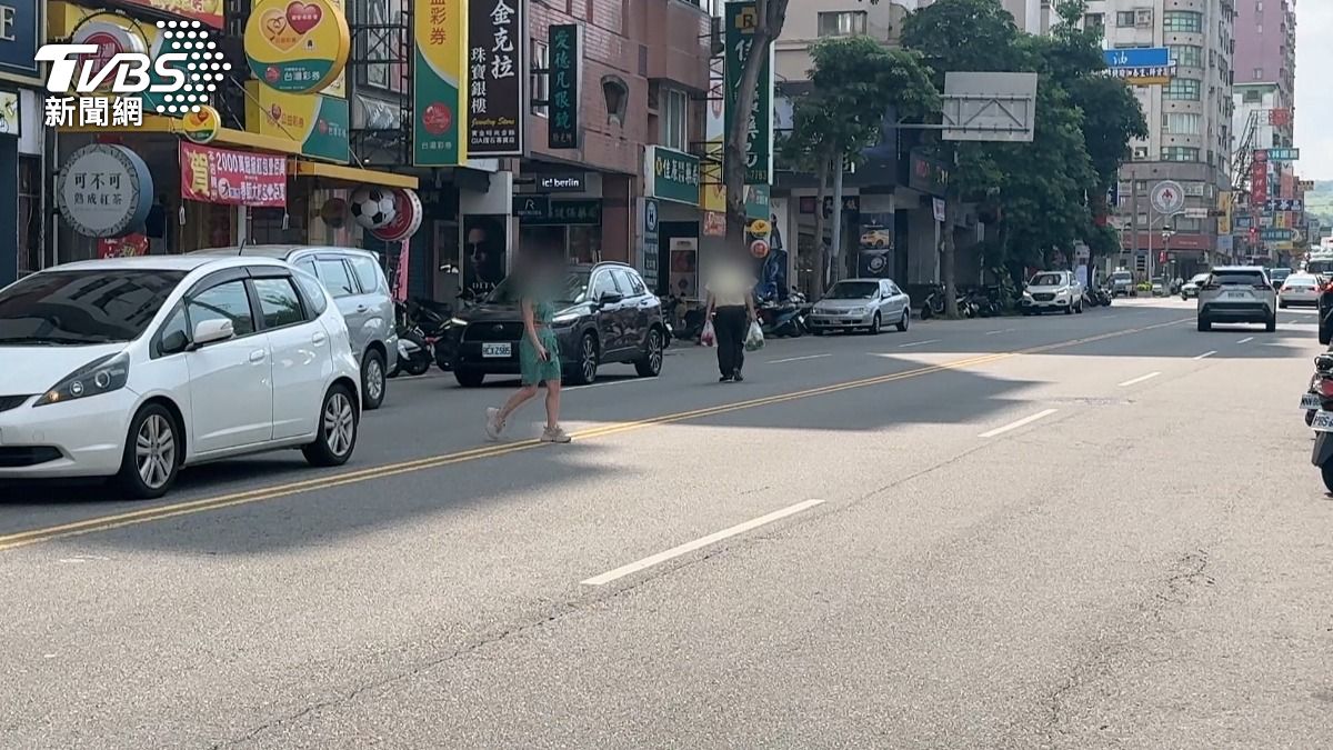 違規穿越馬路的行人,兩人都不願走90公尺外的斑馬線。(圖/TVBS)