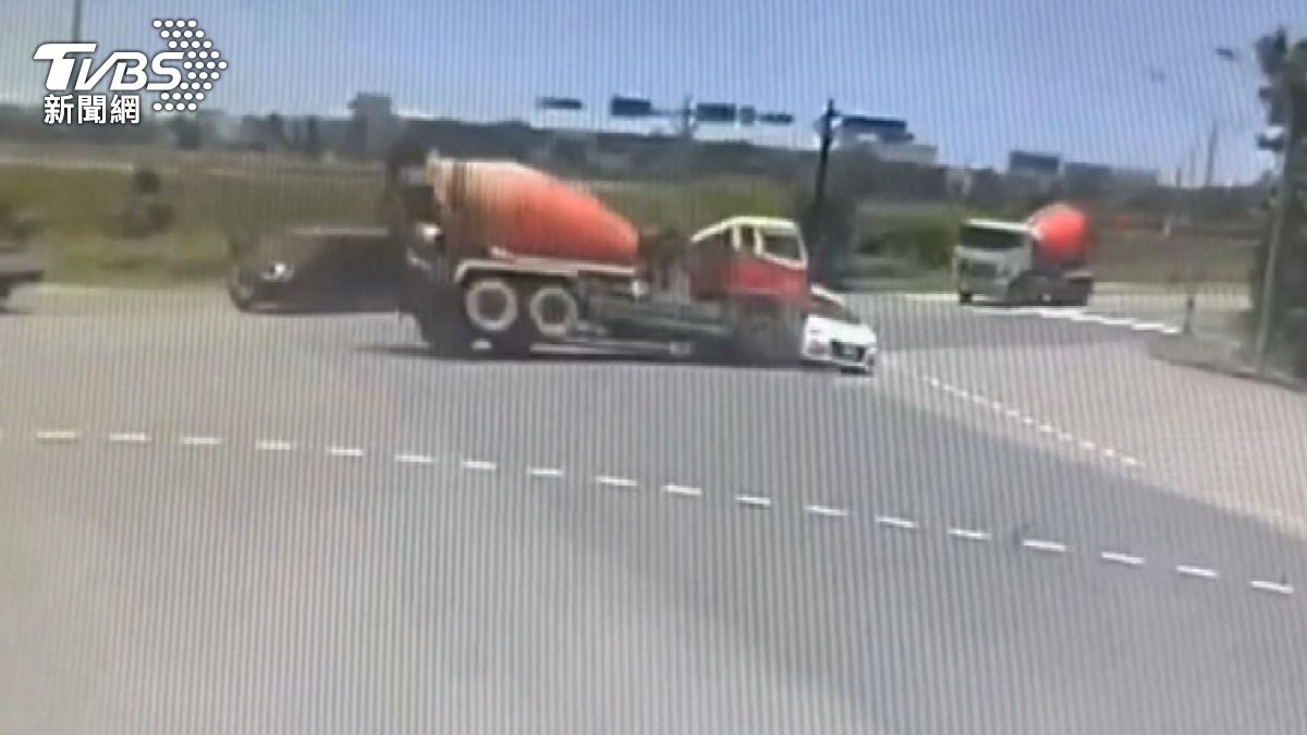 預拌車將轎車推向路邊,不僅撞斷燈桿,還衝進樹叢。(圖/警方提供)