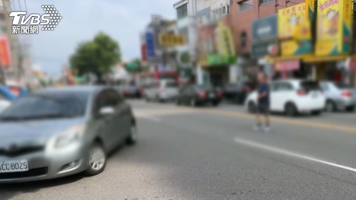 行人違規穿越馬路,可能造成憾事。(圖/TVBS)