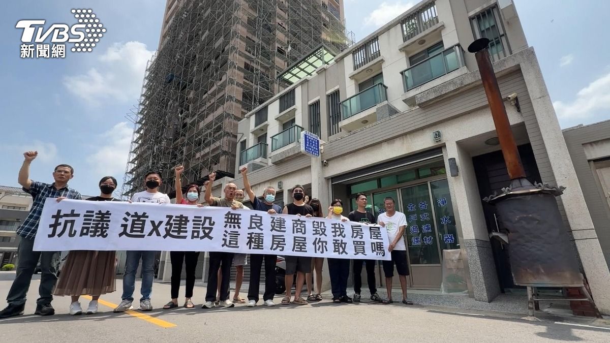 透天厝遭14樓大樓「施工淘空」!9戶嚴重傾斜 住戶怒:手掌可塞進裂縫。(圖/TVBS)