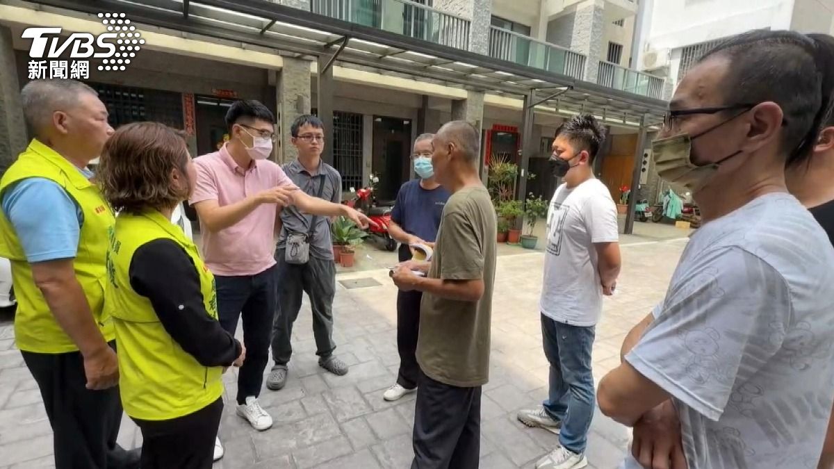 住戶堅持要建商負起責任。(圖/TVBS)