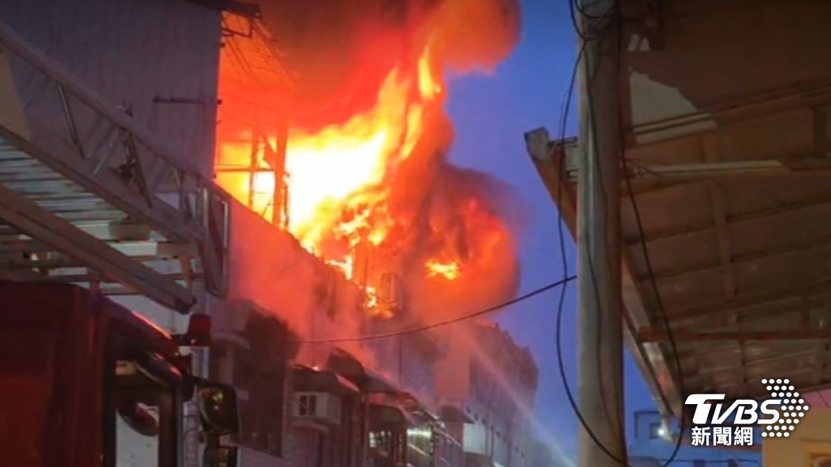 快訊/嘉義市芳興街4民宅遭恐怖火海吞噬 濃煙狂竄畫面曝