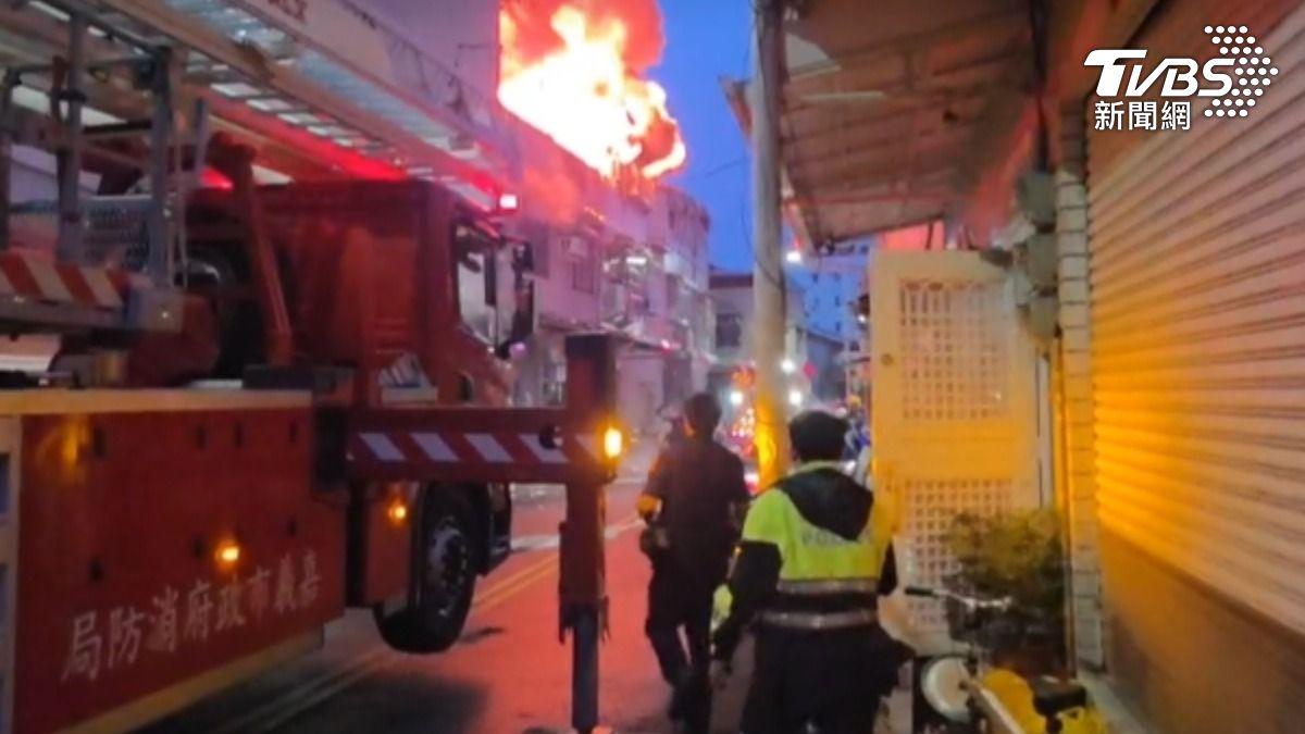 現場為4樓頂樓鐵皮，延燒共4戶。（圖／TVBS）