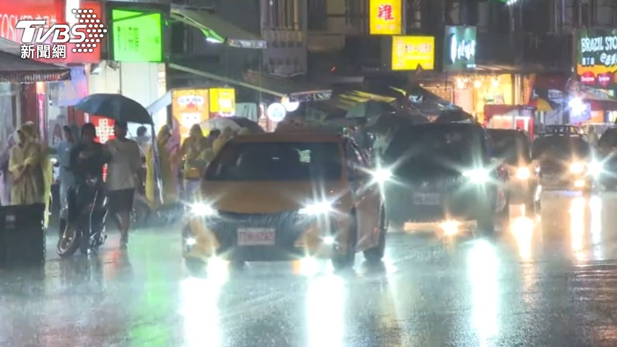 墾丁大街風雨大仍有遊客。(圖/TVBS)