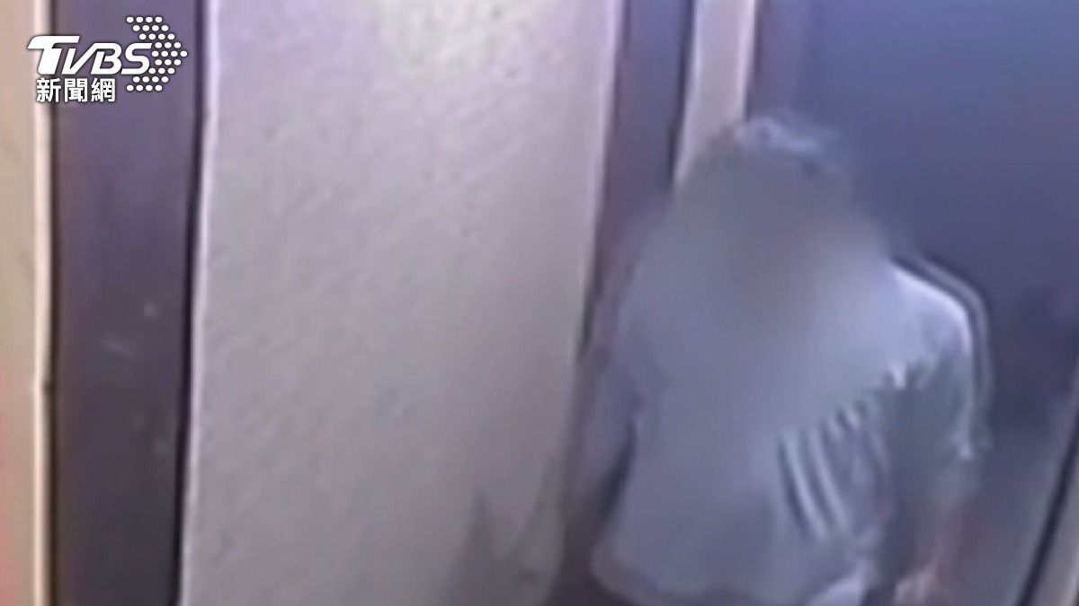 樓下男偷聞鞋,台中女PO文籲提高警覺。(圖/民眾提供)