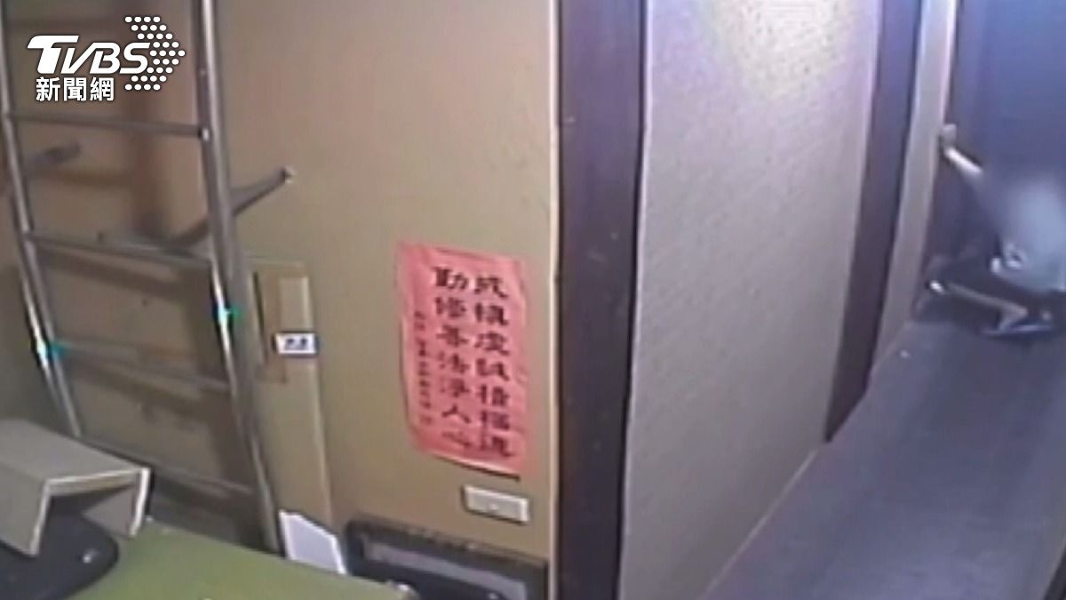 「先壓門把確認無人」台中男蹲門前偷聞鞋,女子嚇報警。(圖/民眾提供)