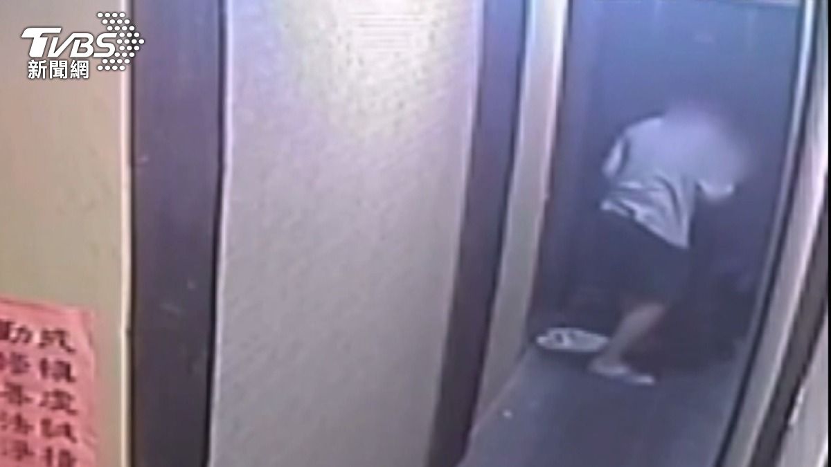 鞋子旁有放男友的拖鞋,看起來並非獨居,但仍然遭到鄰居覬覦。(圖/民眾提供)