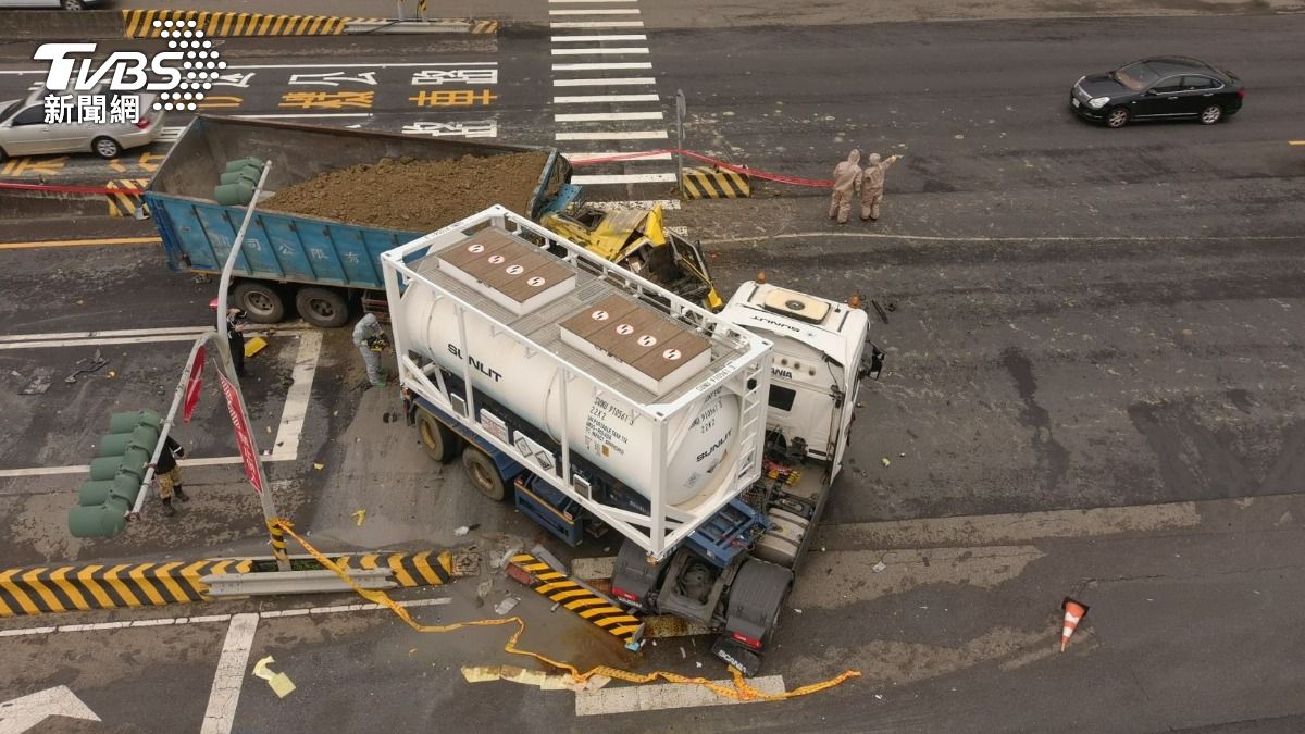 新竹西濱路段發生兩輛聯結車相撞事故。(圖/TVBS)